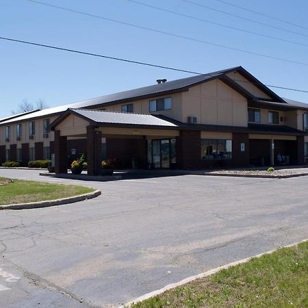 Amerivu Inn And Suites Shawano Wi Kültér fotó