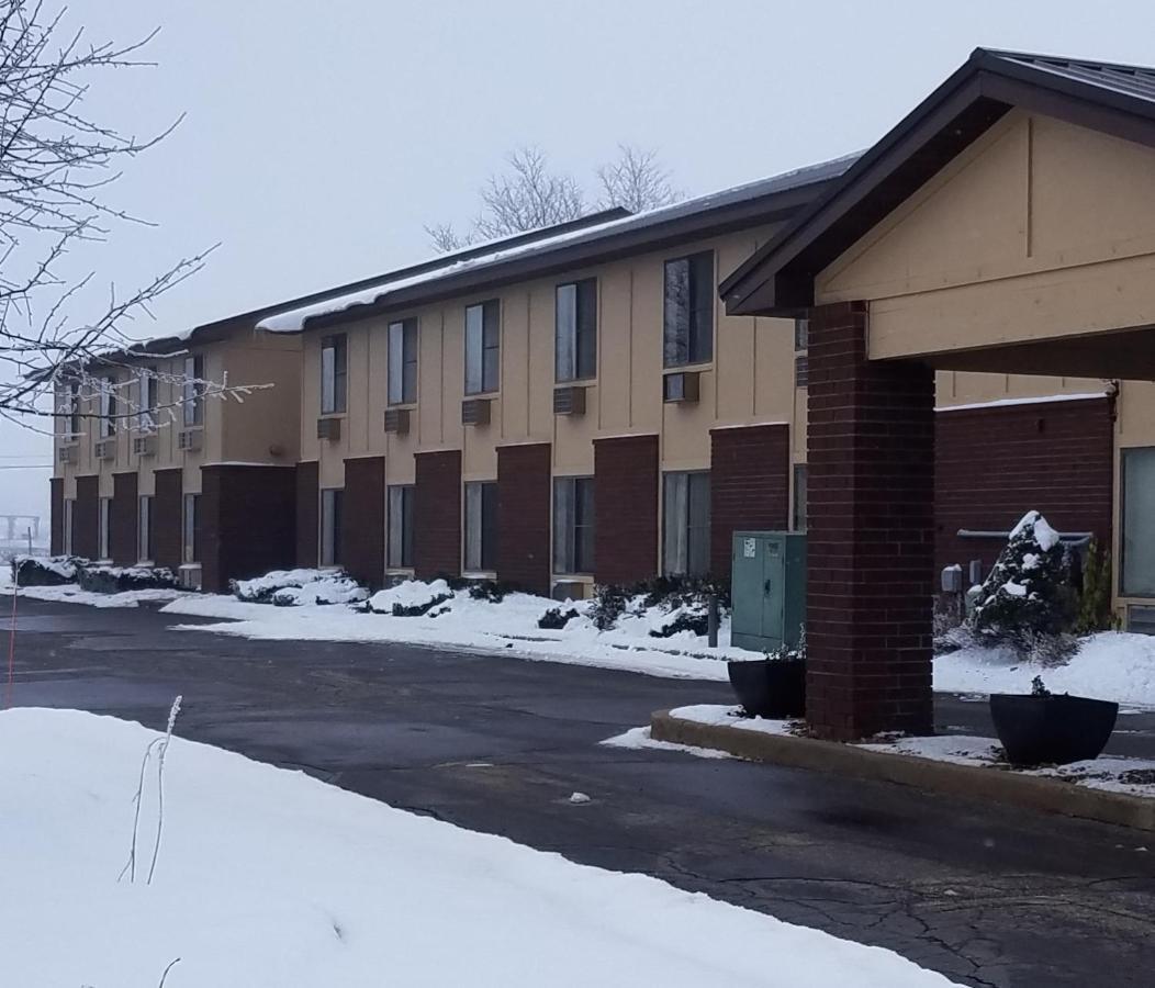 Amerivu Inn And Suites Shawano Wi Kültér fotó
