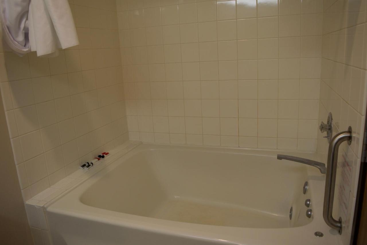 Amerivu Inn And Suites Shawano Wi Kültér fotó