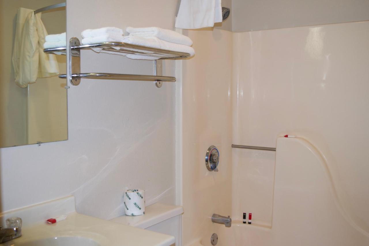 Amerivu Inn And Suites Shawano Wi Kültér fotó
