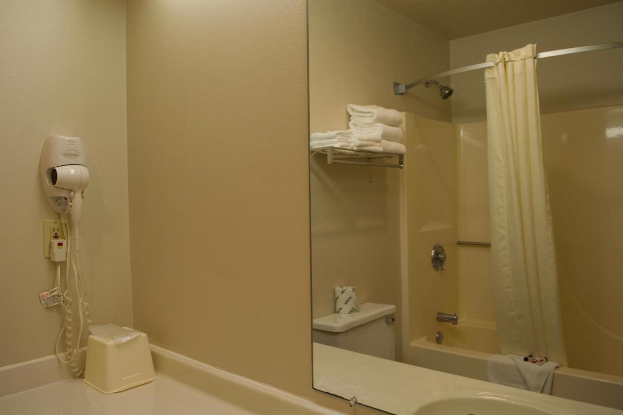 Amerivu Inn And Suites Shawano Wi Kültér fotó