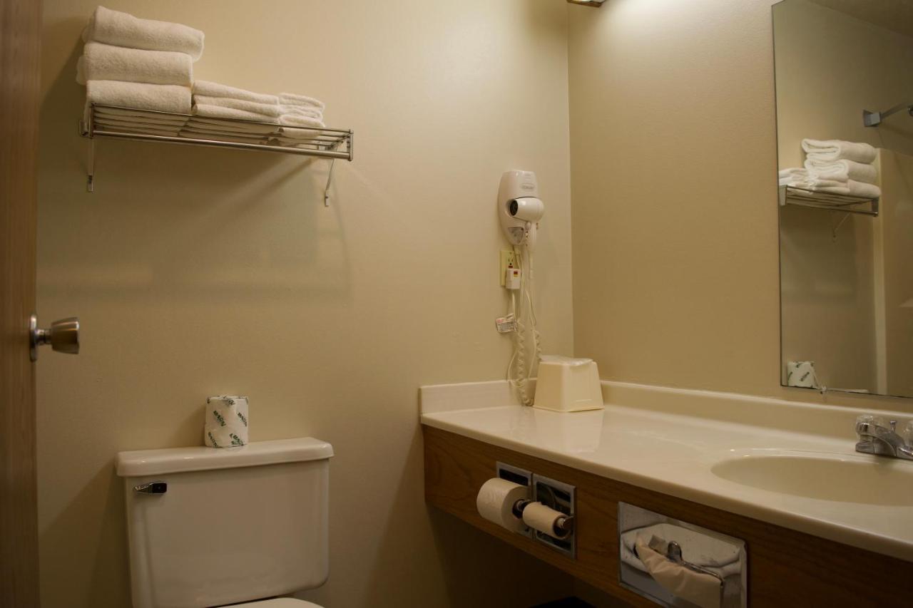 Amerivu Inn And Suites Shawano Wi Kültér fotó