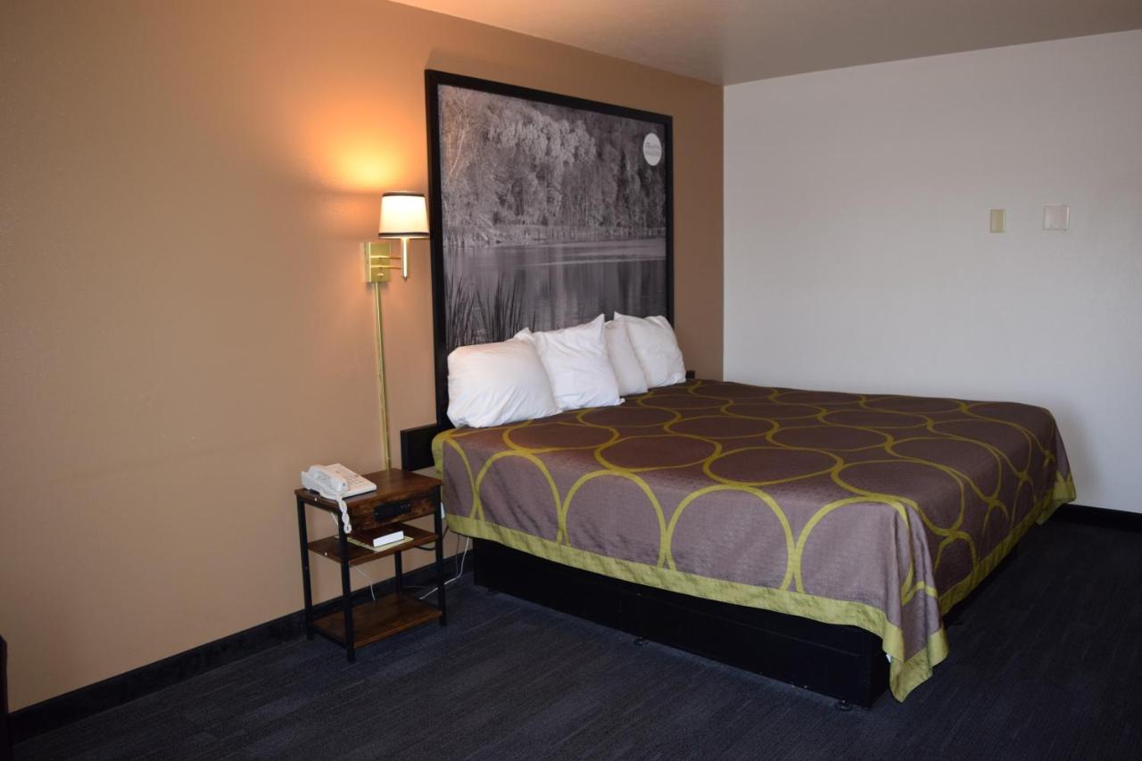 Amerivu Inn And Suites Shawano Wi Kültér fotó