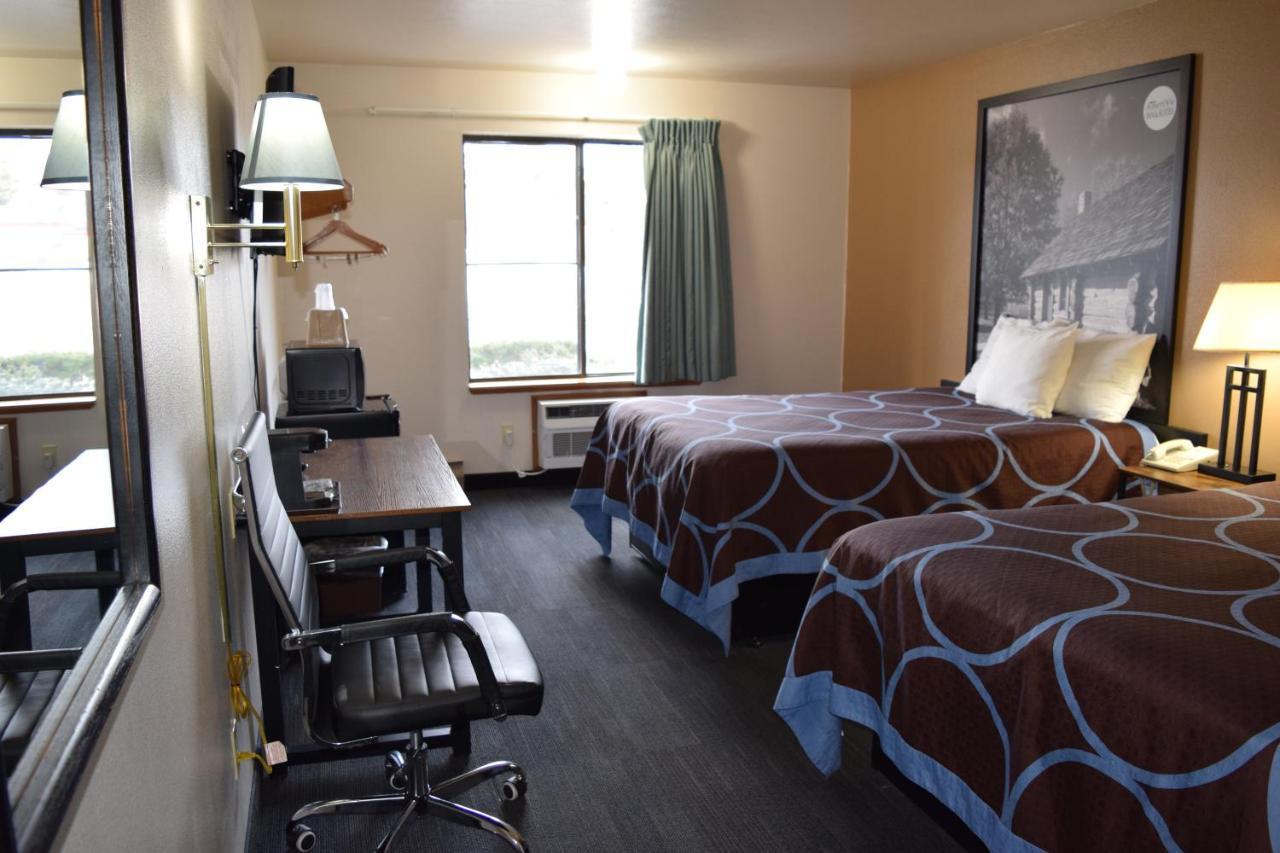 Amerivu Inn And Suites Shawano Wi Kültér fotó