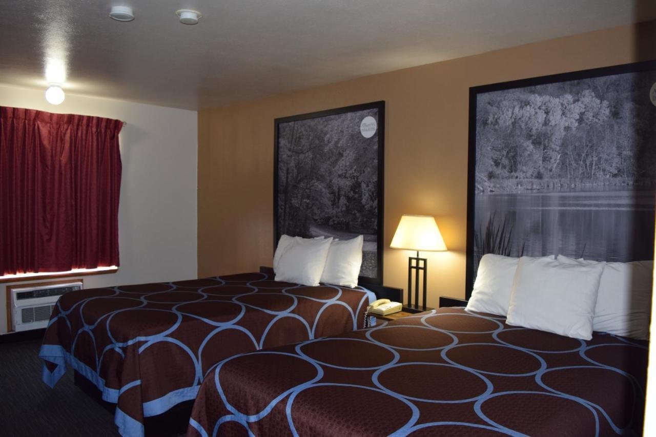 Amerivu Inn And Suites Shawano Wi Kültér fotó