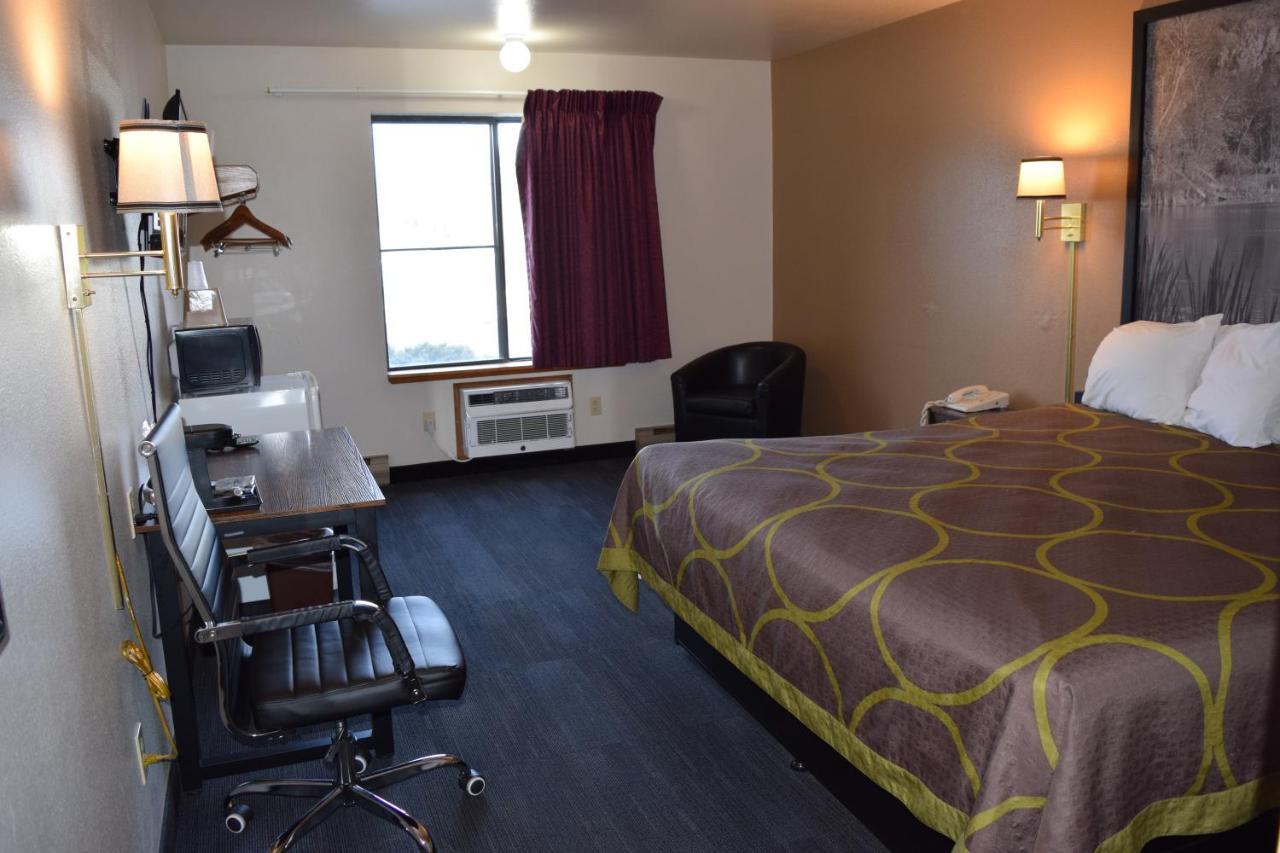 Amerivu Inn And Suites Shawano Wi Kültér fotó