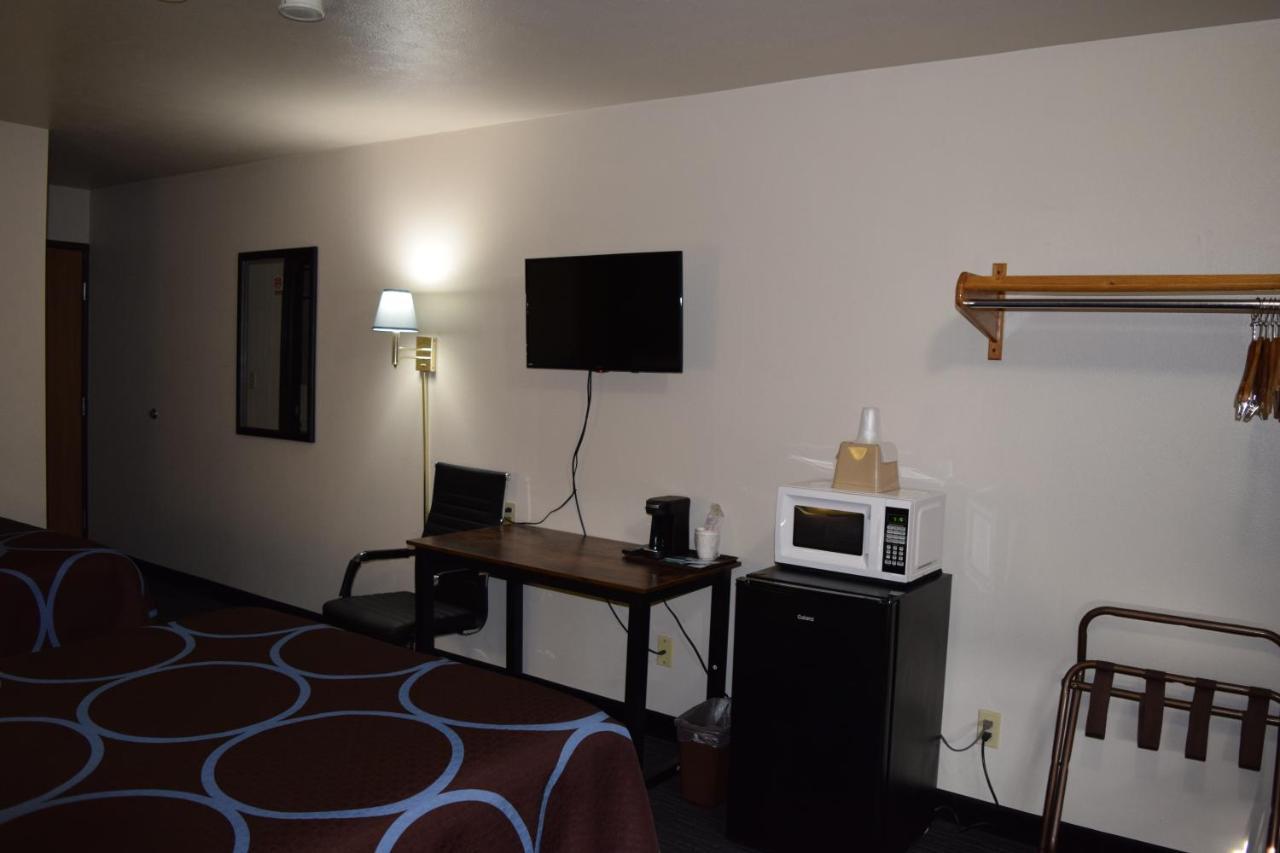 Amerivu Inn And Suites Shawano Wi Kültér fotó