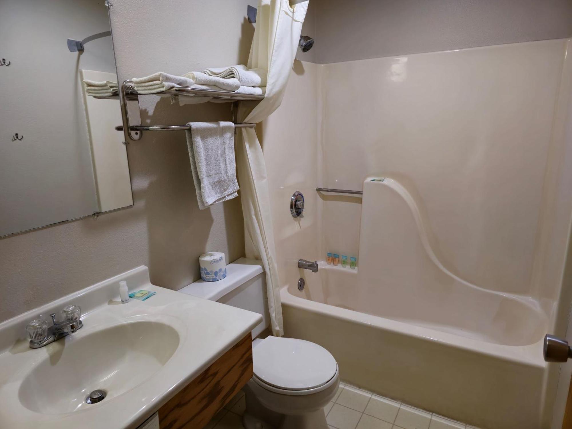 Amerivu Inn And Suites Shawano Wi Kültér fotó