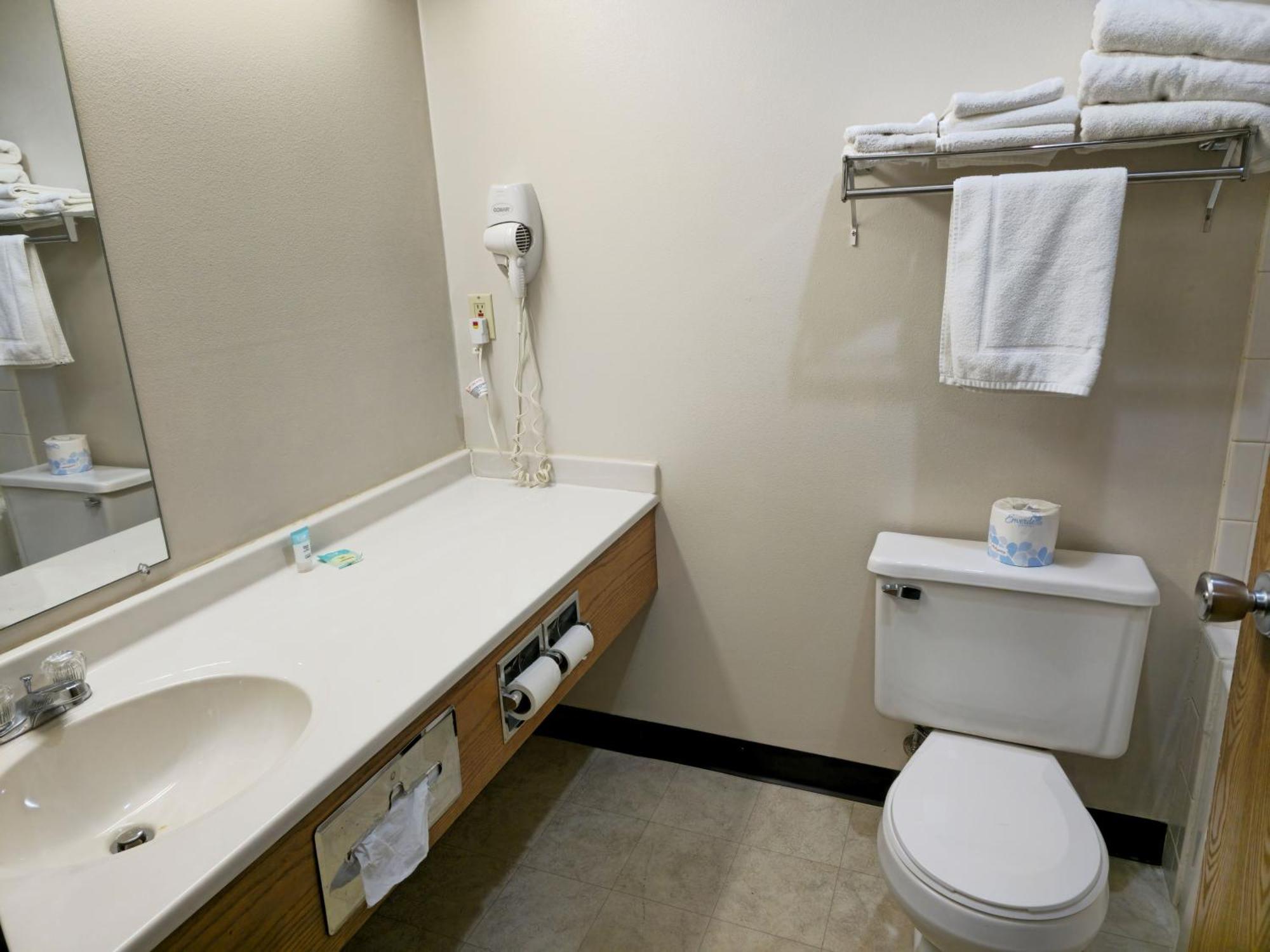 Amerivu Inn And Suites Shawano Wi Kültér fotó