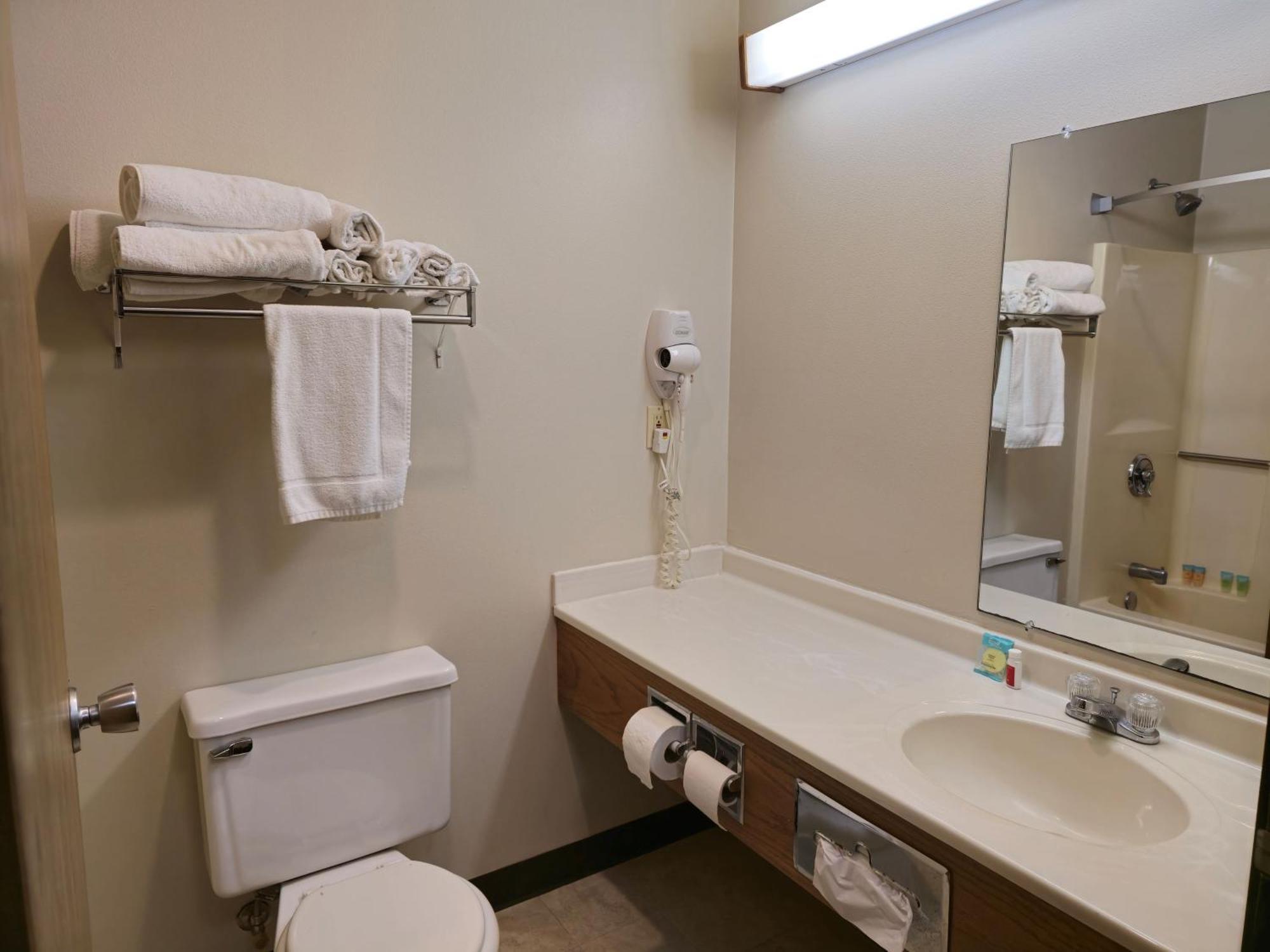 Amerivu Inn And Suites Shawano Wi Kültér fotó